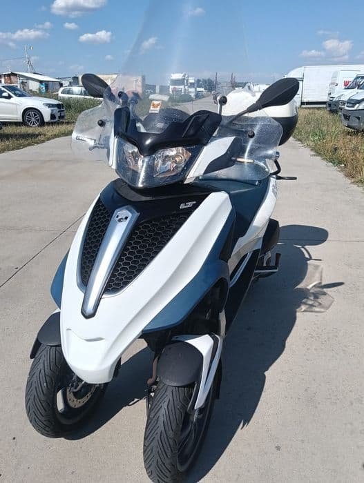 Scuter categoria B 3 roti piaggio mp 3oo cc .  2013 injectie