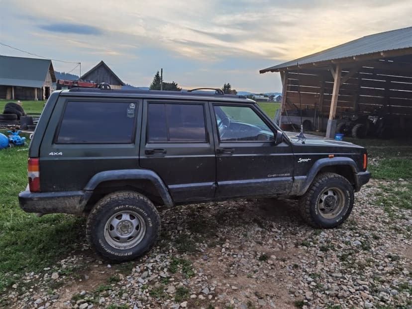 Vând Jeep Cherokee