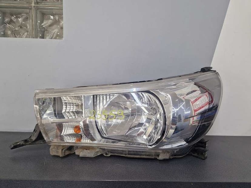 Toyota Hilux VIII 8 15r.- Lampa Przód Lewa