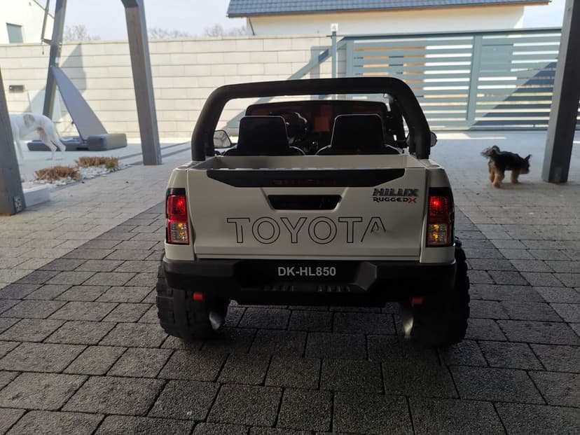 Toyota Hilux 4x4  Auto na akumulator