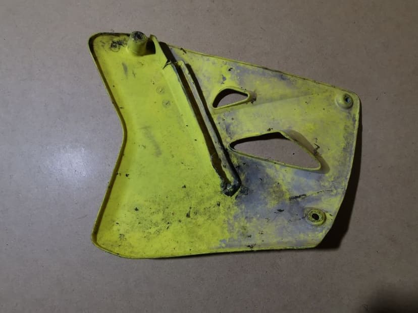 Suzuki rm 85 obudowa owiewka oslona boczna przod lewa chlodnicy