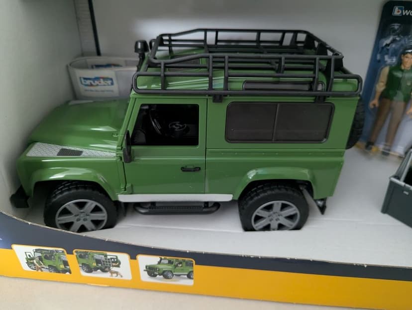 Land Rover Defender ze strażnikiem leśnym i psem – Bruder 02587 1:16