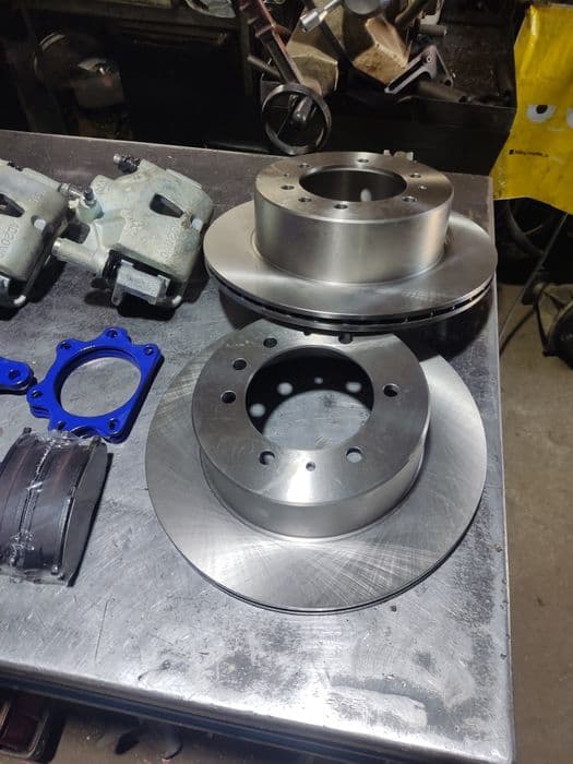 Zestaw hamulcowy hamulce tarczowe tył jarzma Nissan patrol k160 k260