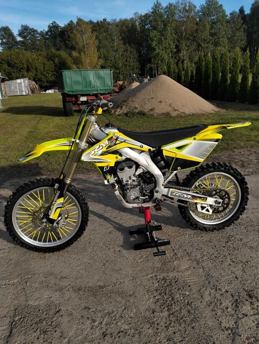 Cross Suzuki RM-Z 450 - mocny, gotowy do jazdy