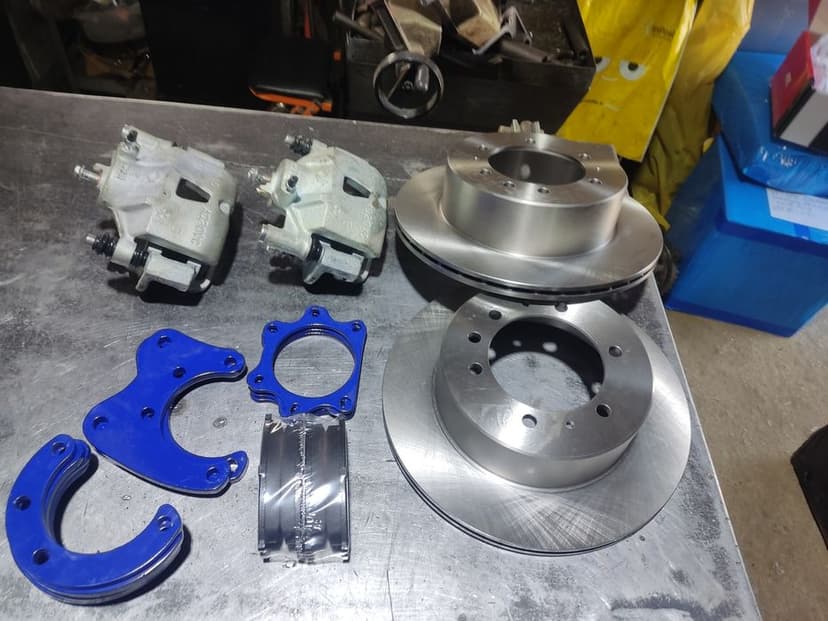 Zestaw hamulcowy hamulce tarczowe tył jarzma Nissan patrol k160 k260