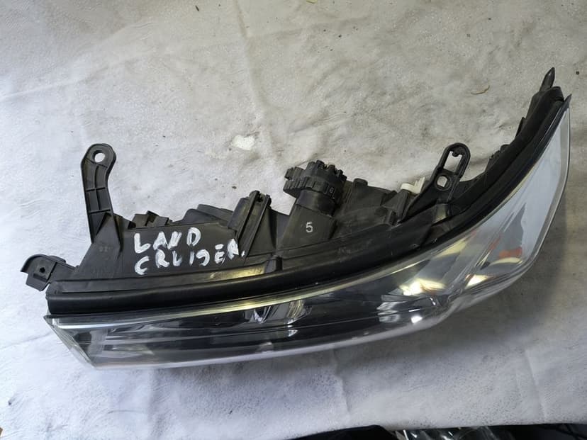 Lewa lampa Toyota Land Cruiser j200 Europa reflektor przedni