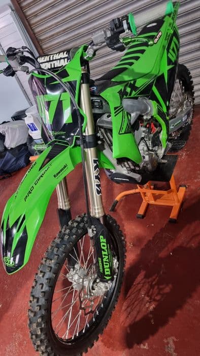 Kawasaki KXF 250 z 2022 roku. 17mtg