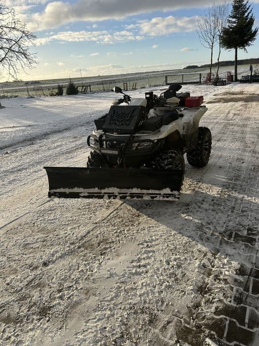 Quad Suzuki Kingquad LTA 750 z plugiem do sniegu