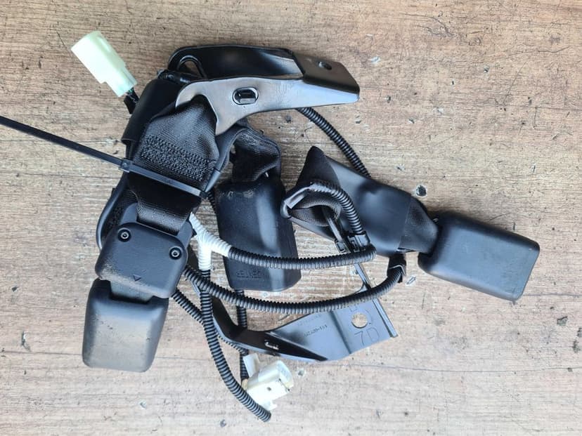 Toyota Hilux VIII 2.4d 20r zapinka pasa tył zapinki