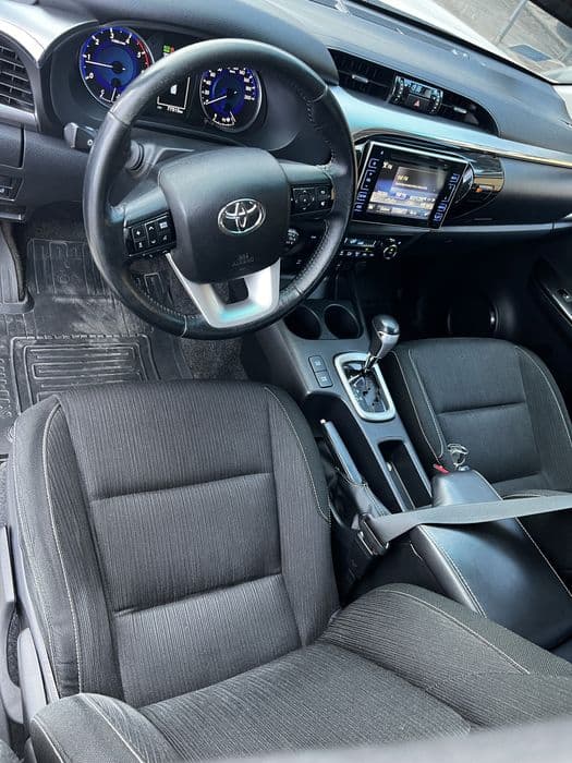 Toyota hilux 2.4 biala perla 19r maly przebieg