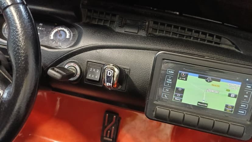 Toyota Hilux na baterie 4x4 dwuosobowy 
Auto na Akumulator