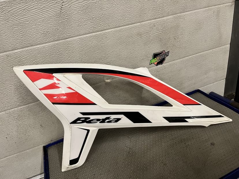 Boczek lewy owiewka beta rr 50 125