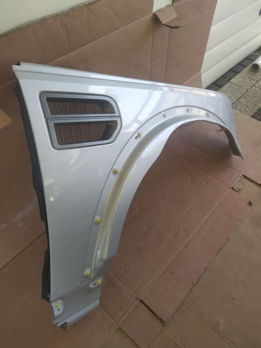 Błotnik prawy przód przedni Land Rover Discovery III w kolor