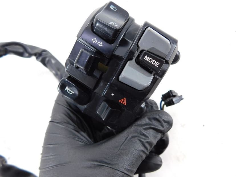 PRZEŁĄCZNIK LEWY PRZÓD YAMAHA YZF-R1M RN32 15-20 U-11 2CR839690100