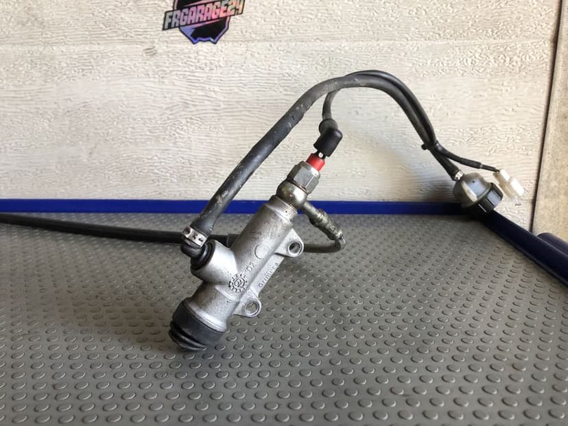 Pompa  hamulcowa z przewodem czujnikiem beta rr 50 125 rieju sherco