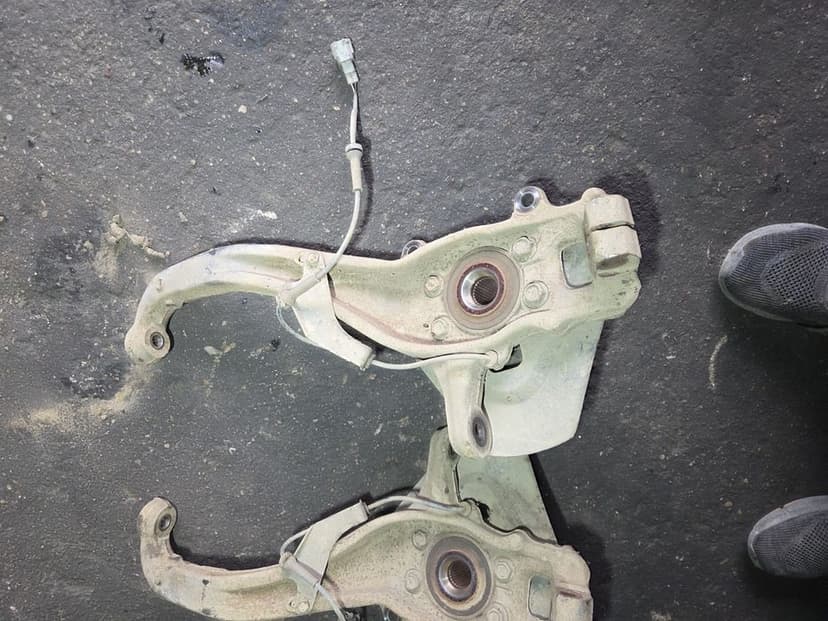 Zwrotnica przód prawa lewa Nissan Navara Pathfinder D40 3.0 dci v6