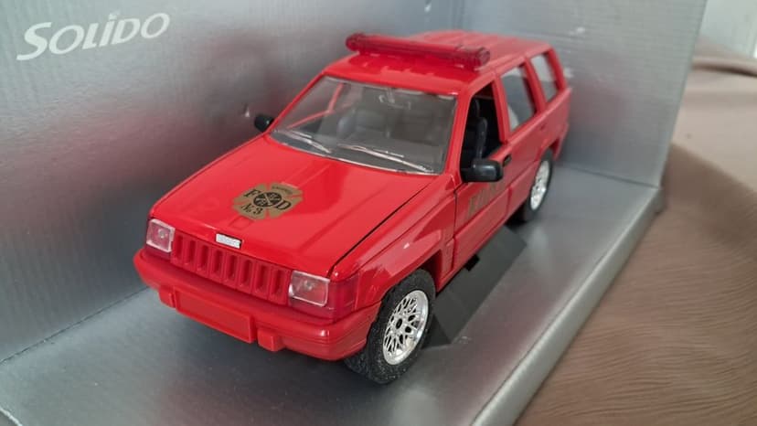 Jeep Cherokee 1:18 Maisto