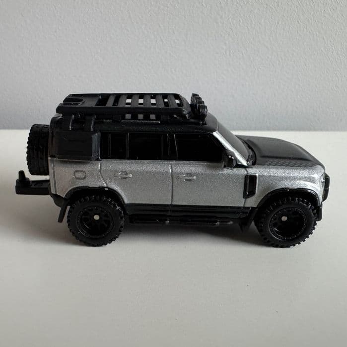 Hot Wheels Premium 1:64 2023 LAND ROVER DEFENDER 110 - LUZ