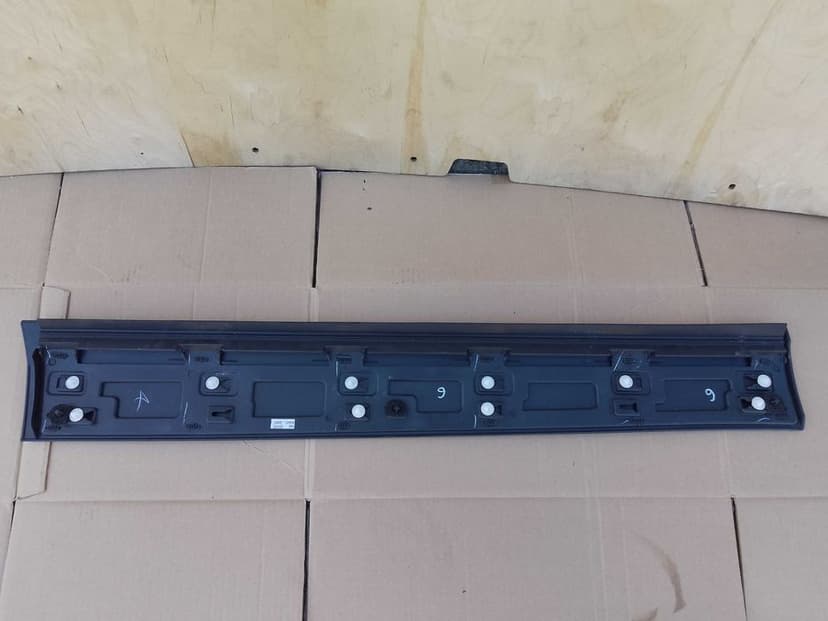 CAŁA ŁADNA Listwa drzwi przód prawa Land Rover Discovery Sport L550