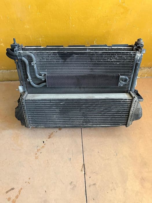 Jeep grand Cherokee wk2  pas lampa blotnik