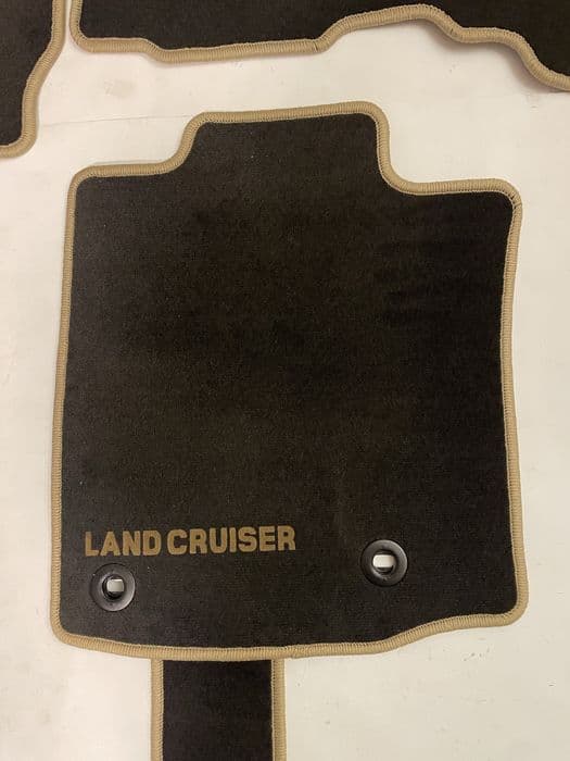 Toyota Land Cruiser 150  / dywaniki welurowe / Oryginał / Nowe