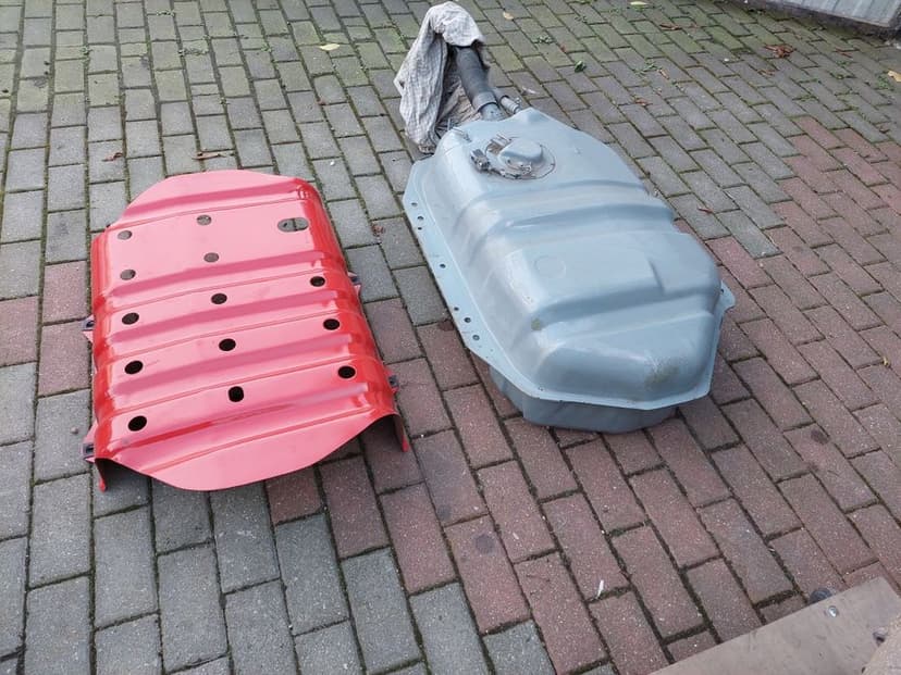 Nissan Patrol Y60 zbiornik paliwa z czujnikiem osłona zbiornika