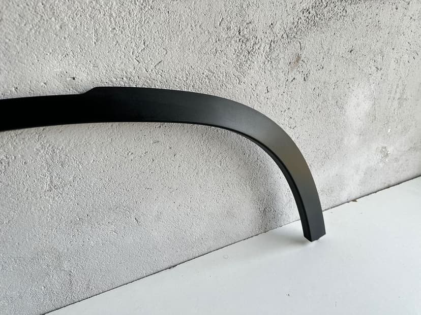 Land Rover Defender L663 20- Listwa Błotnik Prawa Przód L8B2-16A074-AX