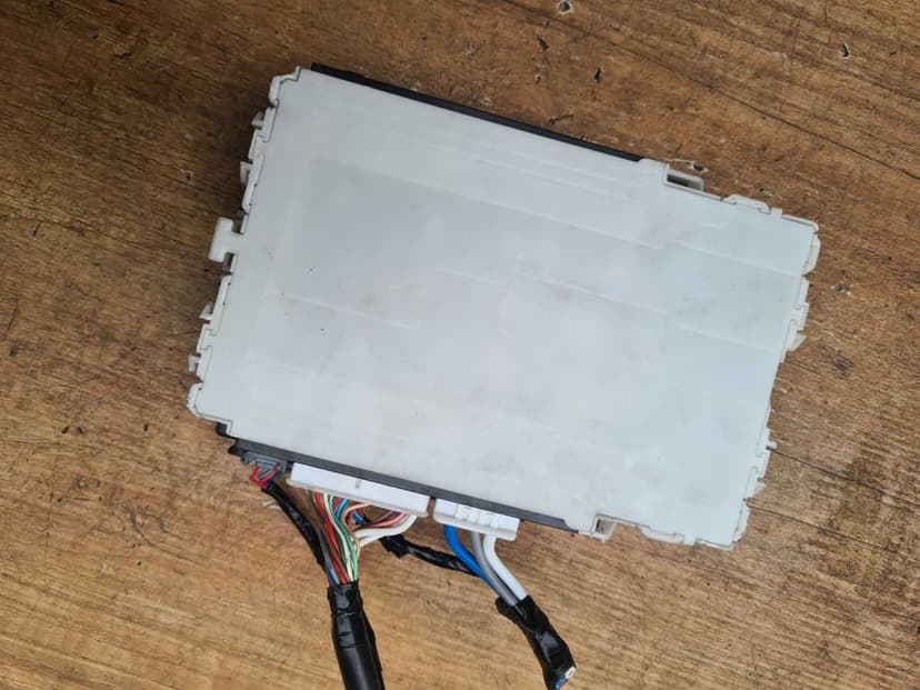 Suzuki Jimny IV 1.5 22r moduł komfortu BCM skrzynka bezpieczników