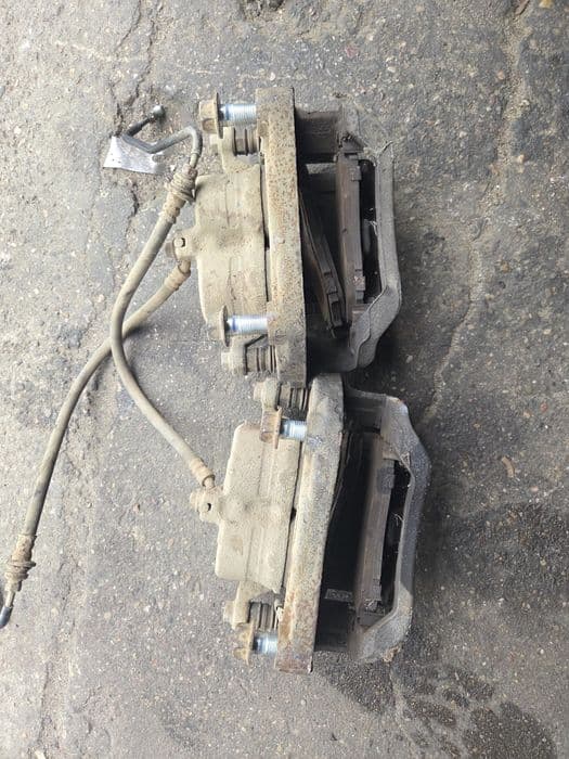 Zacisk hamulcowy przód prawy lewy nissan navara D40 3.0 dci 4.0b