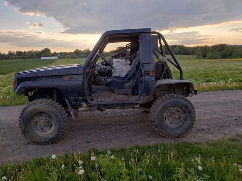 Toyota Land Cruiser LJ 70 nie skończona przeprawówka .