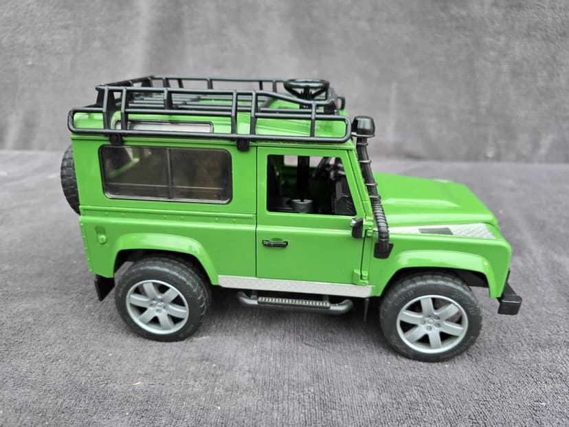 Bruder Land Rover Defender