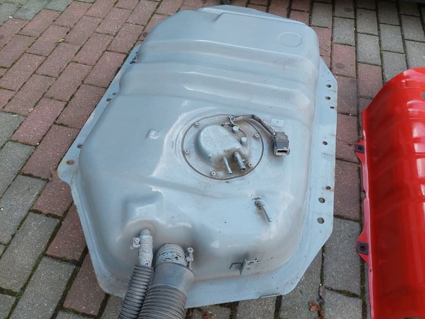 Nissan Patrol Y60 zbiornik paliwa z czujnikiem osłona zbiornika