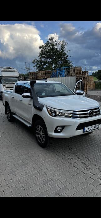Toyota hilux 2.4 biala perla 19r maly przebieg