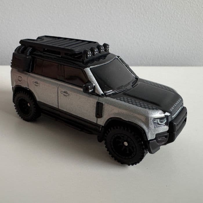 Hot Wheels Premium 1:64 2023 LAND ROVER DEFENDER 110 - LUZ