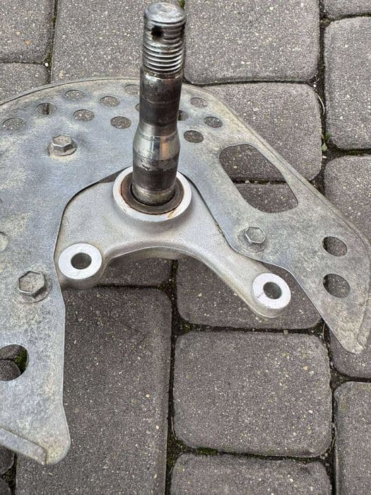 Suzuki LTZ 400 lewa zwrotnica przod OEM 2003-2008