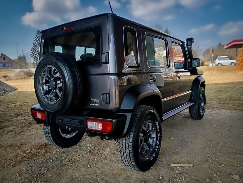 Piękne Suzuki Jimny gotowe do podróży