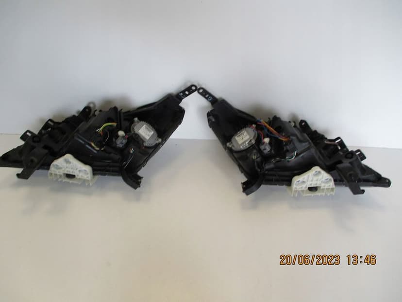 Lampa BI-XENON Nissan Navara PRAWA