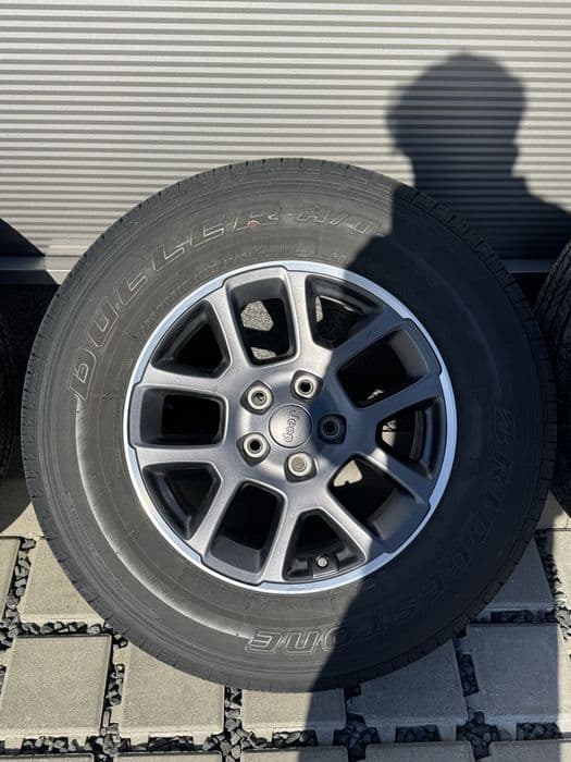 Koła Jeep Wrangler Gladiator 255/70/R18 - czujniki, nakretki, dekielki