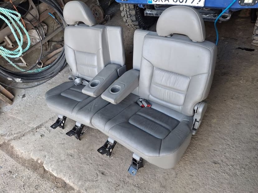 Fotele Nissan patrol gr y61 drugi rząd Stan bardzo dobry skóra