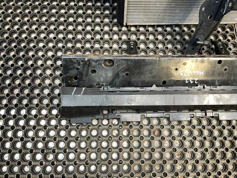 Pas przedni wzmocnienie chłodnice Toyota Hilux VIII 2.4D LIFT 2020-