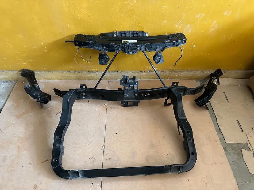 Jeep grand Cherokee wk2  pas lampa blotnik