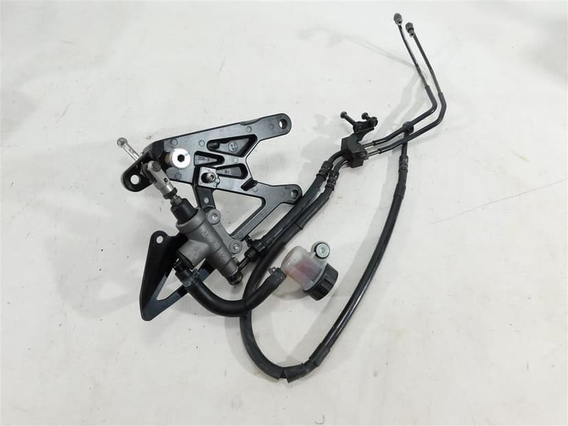 SET PODNÓŻEK PRAWY PRZÓD YAMAHA YZF-R1M RN32 15-20 U-11 2CR274430000