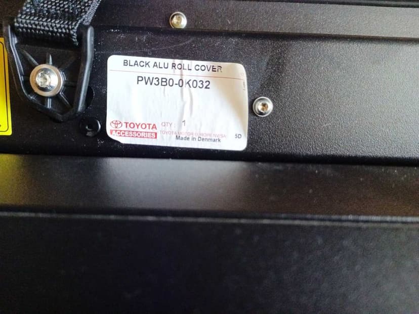 Toyota Hilux roleta paki – oryginalna Black Alu Roll Cover PW3B0-0K032