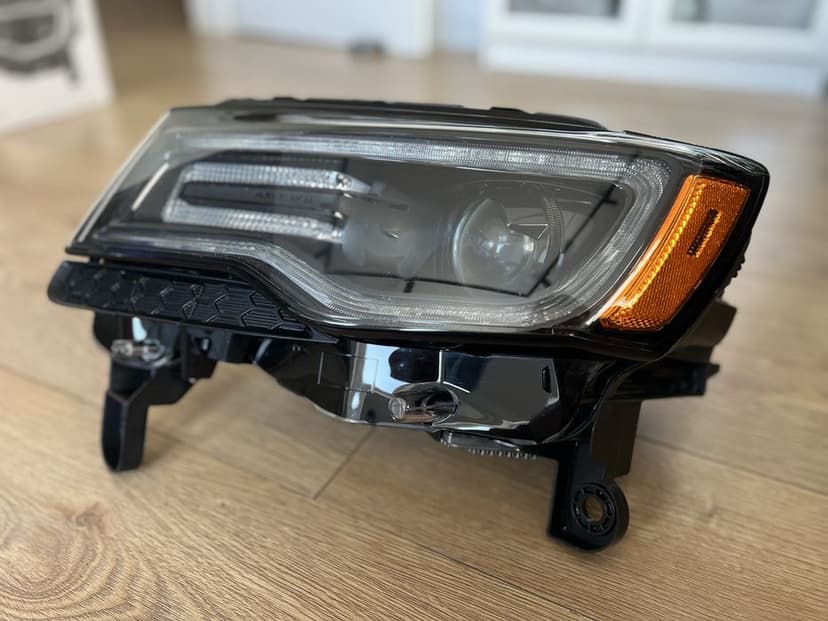 Jeep grand cherokee wk2  reflektor Bi-xenon LED High Altitude 2015