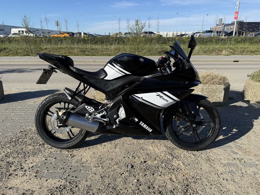 YAMAHA YZF-R125 / Świetny Stan! / Bardzo Zadbana! / Doinwestowana! / Świeżo po serwisie! / kat.B