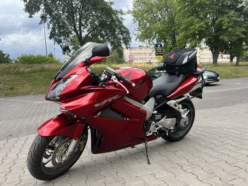 Honda VFR800A 2008 rok z Dual ABS