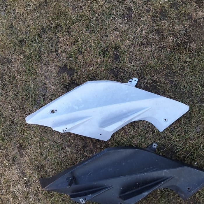 Yamaha yzf r125, 08-19 pazur lewy  mocowanie kierunku owiewkA plastik