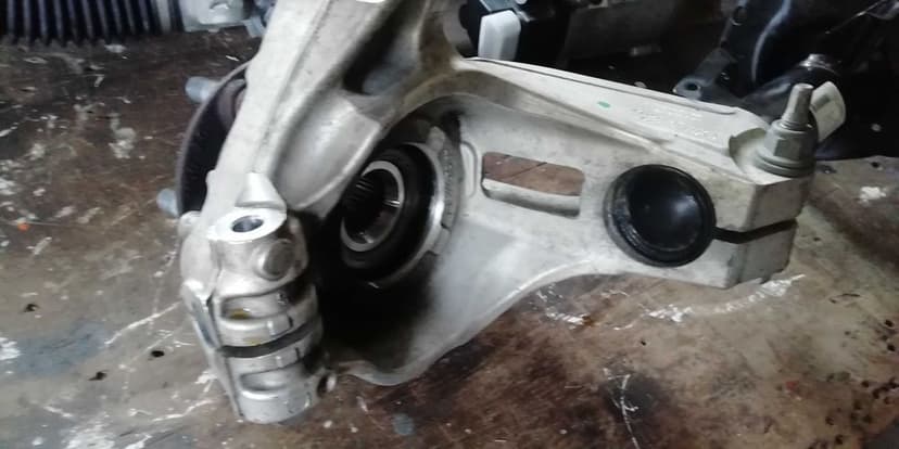 Piasta zwrotnica Land Rover DISCOVERY SPORT L550 18r SE Kolumna lewa