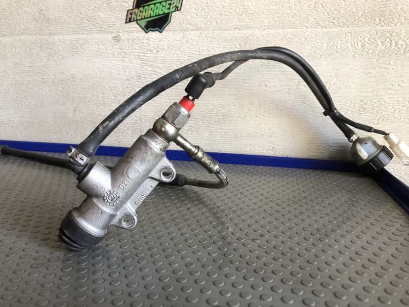 Pompa  hamulcowa z przewodem czujnikiem beta rr 50 125 rieju sherco