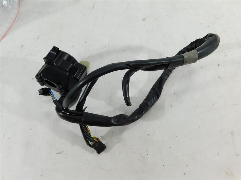 PRZEŁĄCZNIK LEWY PRZÓD YAMAHA YZF-R1M RN32 15-20 U-11 2CR839690100